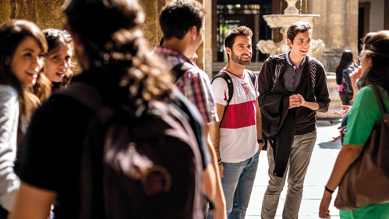 شباب كثيرون يفضلون الحصول على وظيفة لا تتطلب درجة علمية.    أرشيفية