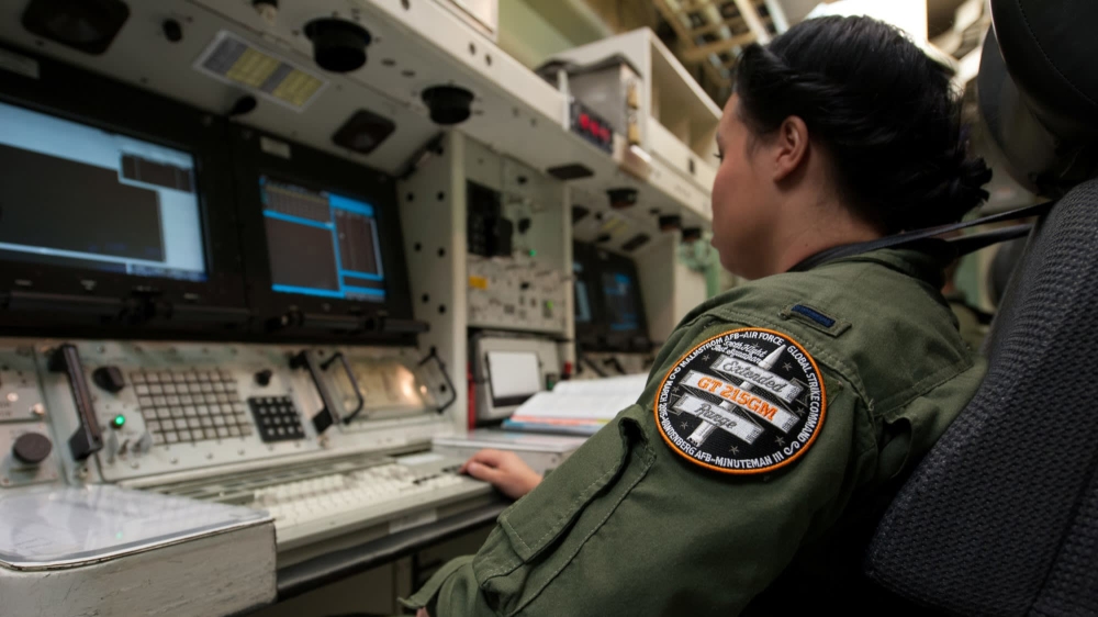 طاقم الأسلحة النووية يتدربون على كيفية إطلاق الصواريخ. من المصدر