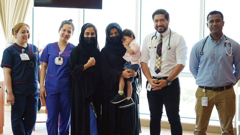 عائلة الطفل حمدان إلى جانب الفريق الطبي.  من المصدر