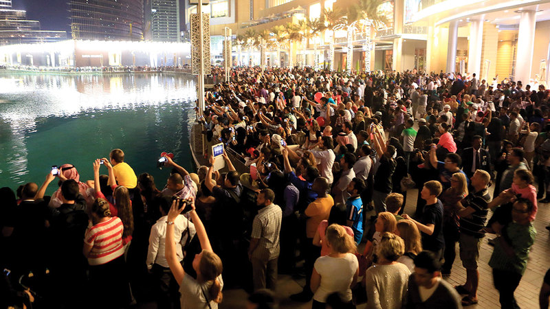 آلاف المتابعين ترقبوا نتيجة التصويت على استضافة «إكسبو 2020» من أمام برج خليفة في دبي. ■ الإمارات اليوم