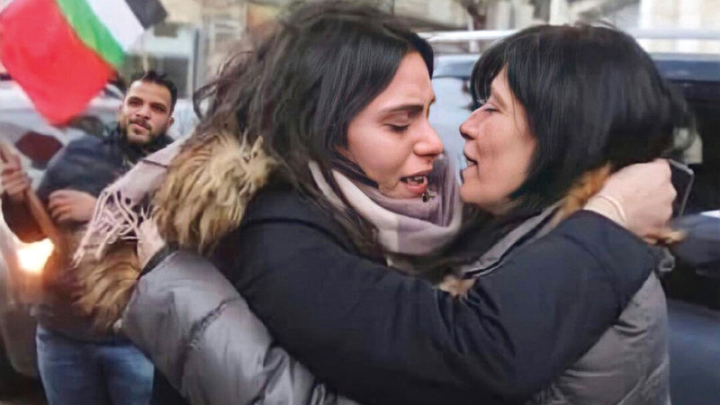 سهى جرار كانت أول من تستقبل والدتها فور تحررها.  الإمارات اليوم