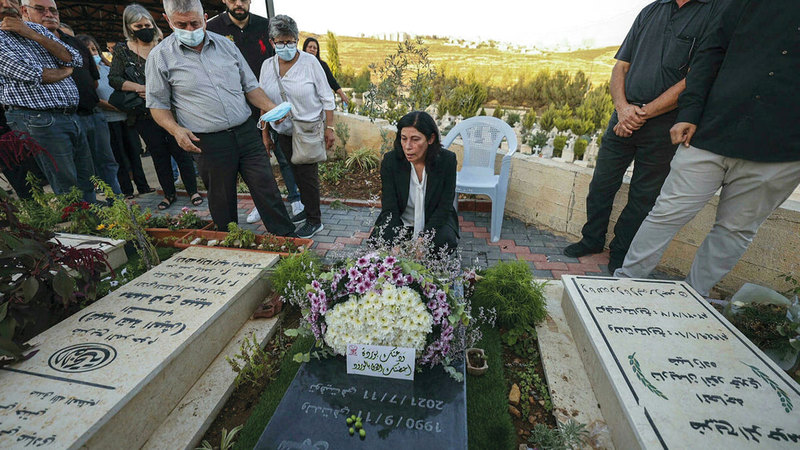 قبر ابنتها «سهى» كان قبلة جرار فور الإفراج عنها.  الإمارات اليوم