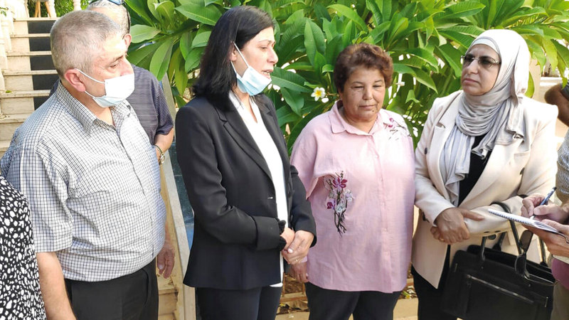 جرار تستقبل المعزين في وفاة ابنتها والمهنئين بتحررها.  الإمارات اليوم