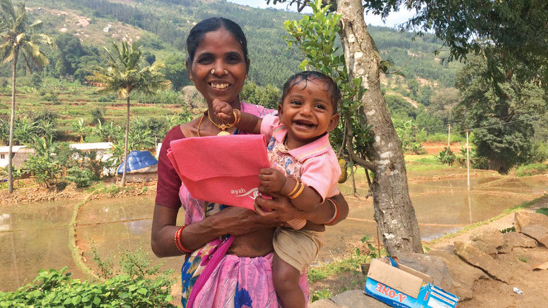 حقيبة «مجموعة الولادة النظيفة» تحتوي على الأدوات التي أوصت بها منظمة الصحة العالمية.  من المصدر