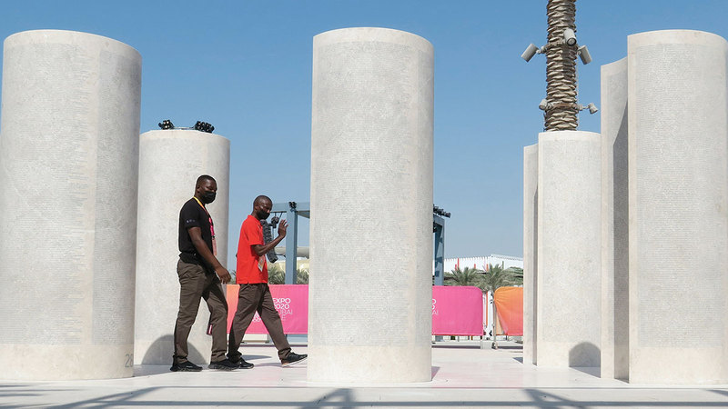 النصب التذكاري للعمال يجسّد مسيرة الرعاية والاهتمام التي يحظون بها في الدولة.   من المصدر