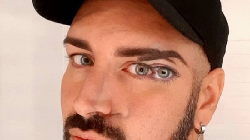 صورة أخرى للفنان بثلاث بعيون.