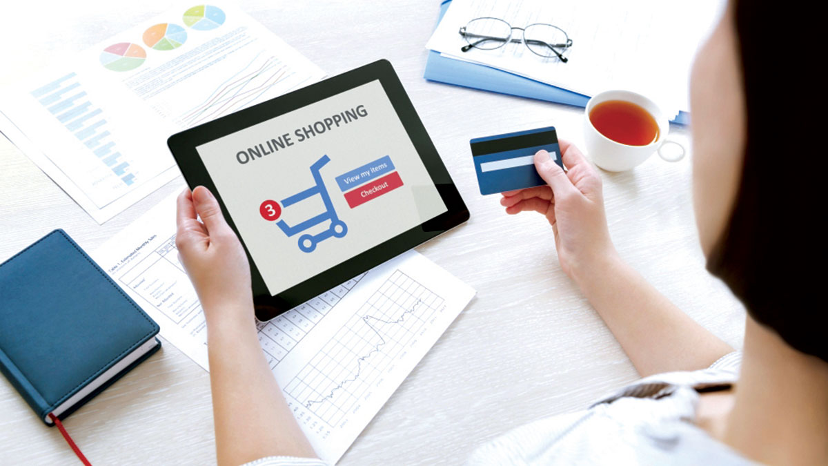 مستهلكون تجنبوا التعامل بالأوراق النقدية خلال ذروة الجائحة.  أرشيفية