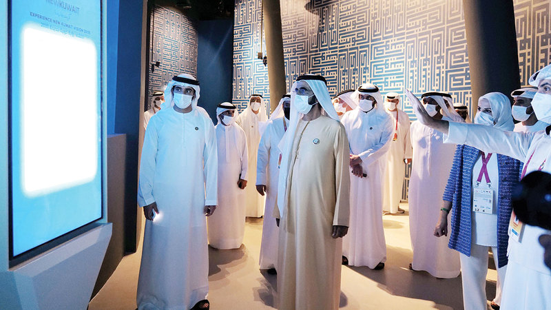 محمد بن راشد خلال زيارة لأجنحة مشاركة في «إكسبو 2020 دبي».  وام