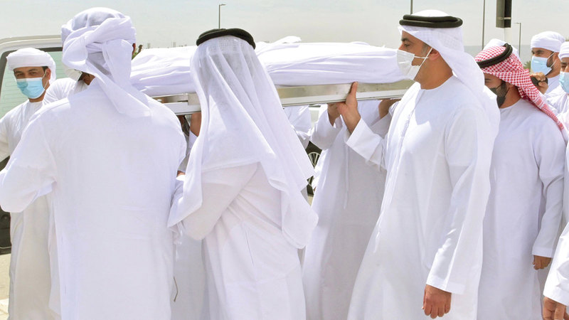 سيف بن زايد خلال مشاركته في تشييع جثمان شهيد الواجب ناصر الراشدي.   وام