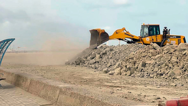 المعدات عملت حواجز صخرية وترابية استعداداً لـ«شاهين».   من المصدر