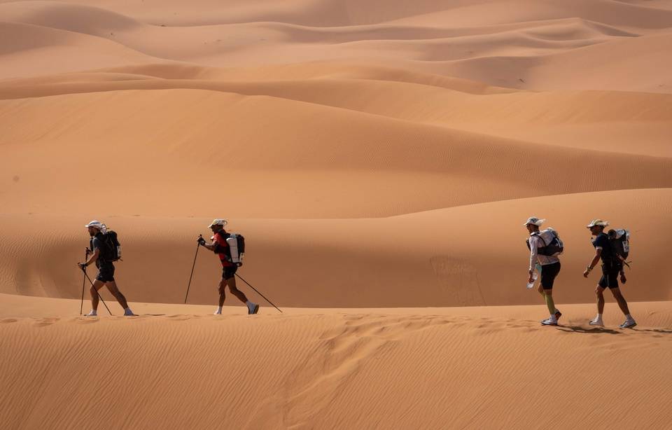 صورة الكشف عن سبب وفاة متسابق خمسيني خلال ماراثون الرمال في المغرب