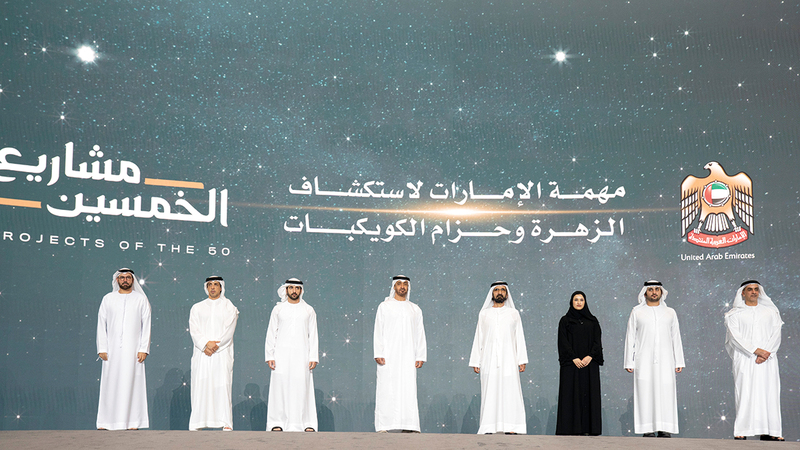 محمد بن راشد ومحمد بن زايد خلال فعالية إعلان حكومة الإمارات عن المشروع الفضائي.   من المصدر