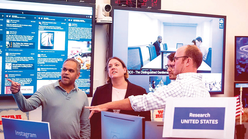 شاكرابارتي وبعض فريق «فيس بوك» في البرازيل قبيل الجولة الثانية من الانتخابات عام 2018.    من المصدر