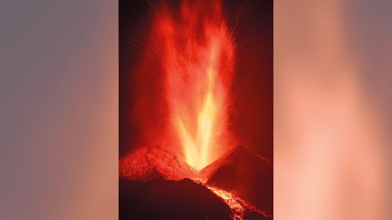 منظر عام من انفجار بركان جزيرة لابالما.   إي.بي.إيه