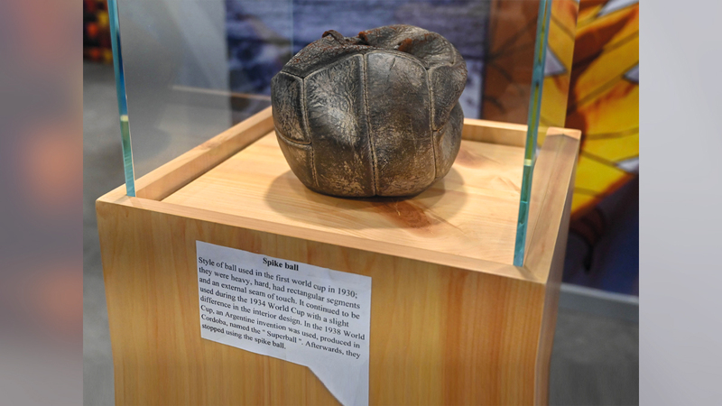 يعرض الجناح إحدى أقدم كرات القدم في التاريخ.تصوير : يوسف الهرمودي