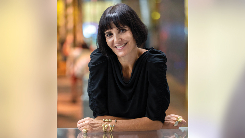 بين المعروضات سوار ذهب يحمل 20 قيراطاً من الألماس. تصوير: أحمد عرديتي