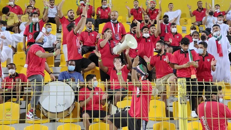 جانب من الحضور الجماهيري لمباراة المنتخب أمام إيران أمس.  تصوير: أسامة أبوغانم