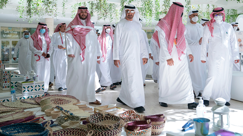 محمد بن زايد تعرّف خلال جولته إلى رؤية المملكة الملهمة لمستقبل مشترك ومشروعاتها الطموحة.  وام
