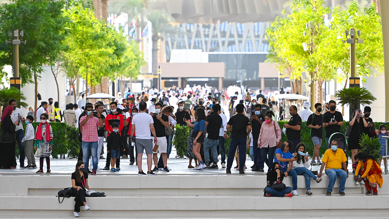 آلاف العائلات والأفراد استثمروا العطلة لزيارة المعرض العالمي.  تصوير: يوسف الهرمودي