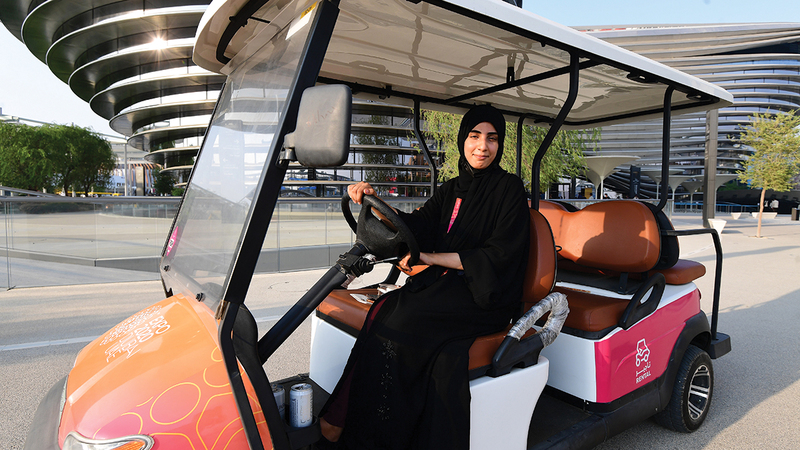 فاطمة إسماعيل ترشد الزوار إلى المواقع التي يودون زيارتها داخل المعرض. من المصدر