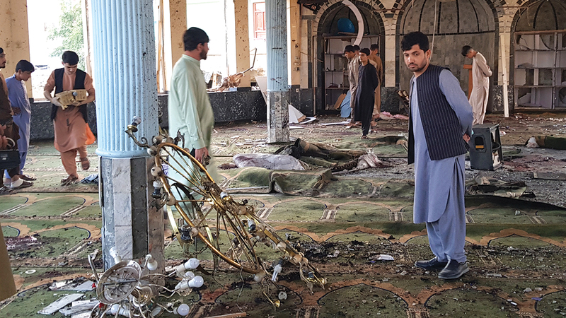 آثار تفجير مسجد لأقلية الهزارة الشيعية في مدينة قندوز شمال أفغانستان.  إي.بي.إيه
