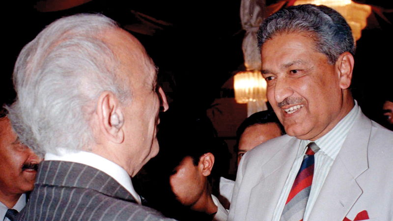 يتلقى التحية من وزير الخارجية الباكستاني السابق صاحب زاده يعقوب خان.   رويترز