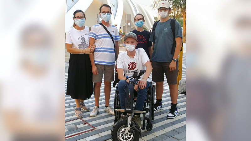 لوكا برفقة عائلته خلال جولتهم في المعرض.   الإمارات اليوم