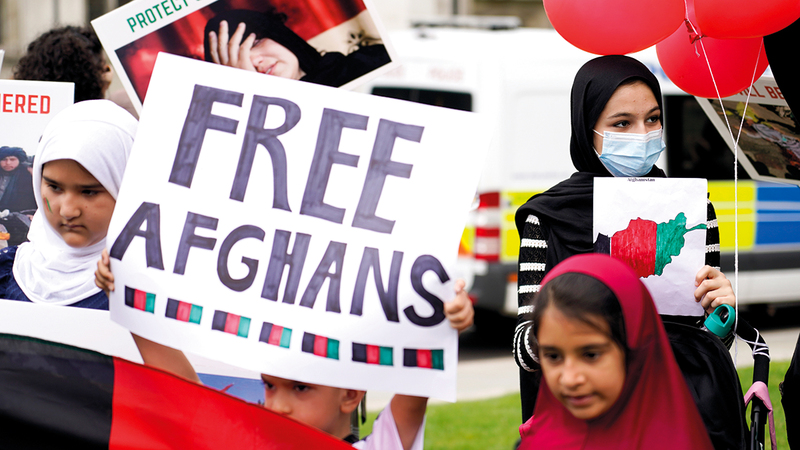 نساء أفغانيات لاجئات يتظاهرن في ميدان البرلمان البريطاني مطالبات بحقوقهن.   أ.ب