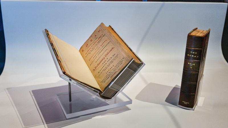 النسخة المكونة من مجلدين واحدة من كنوز مكتبة الكونغرس الأميركي.    تصوير: أشوك فيرما