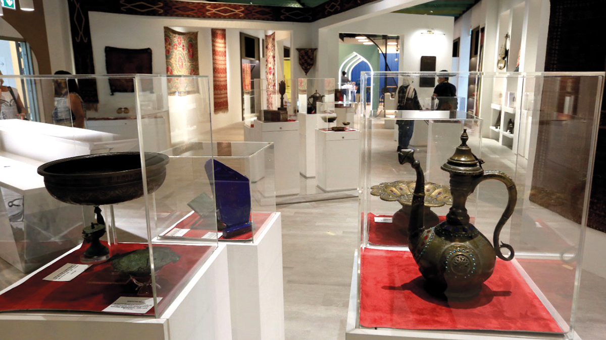 المعروضات تُظهر أصالة الحضارة الأفغانية.   تصوير: نجيب محمد