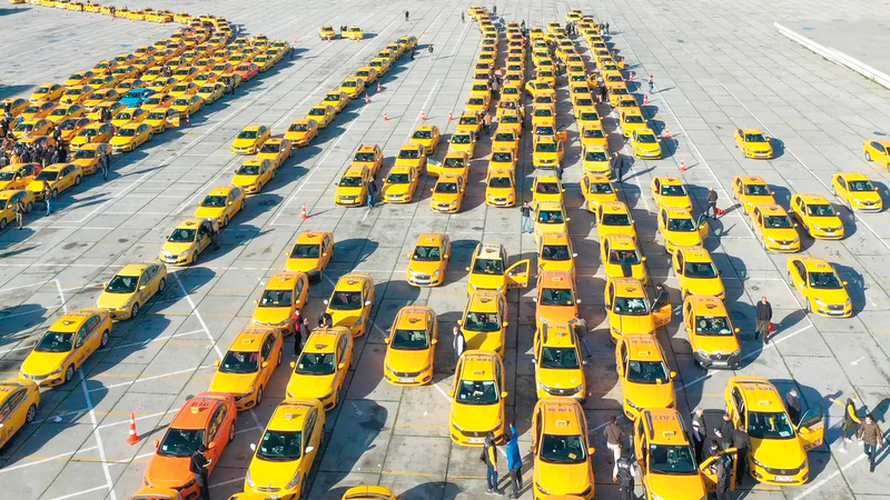 التراخيص الممنوحة لسيارات الأجرة المتاحة في إسطنبول بقيت ثابتة على الرغم من تضاعف عدد سكان المدينة.   من المصدر