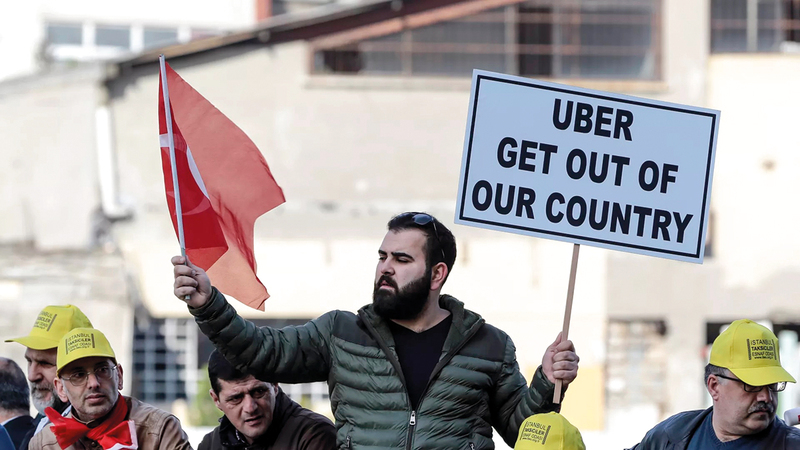 سائقو أجرة في احتجاج ضد شركة «أوبر».   من المصدر