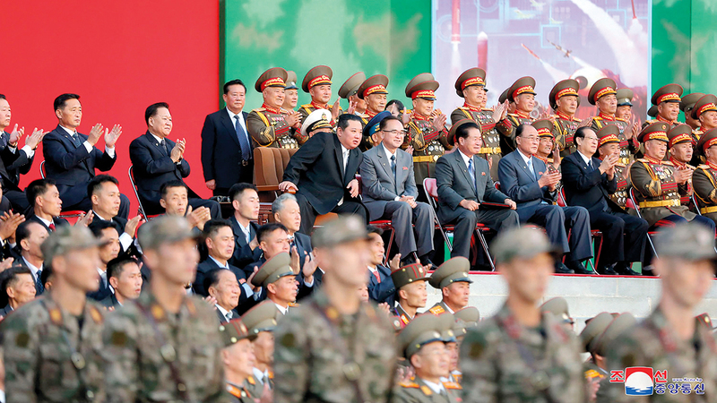 الرئيس الكوري الشمالي يتحدث إلى نائب رئيس حزب العمال في معرض «الدفاع عن النفس 2021».   أ.ف.ب