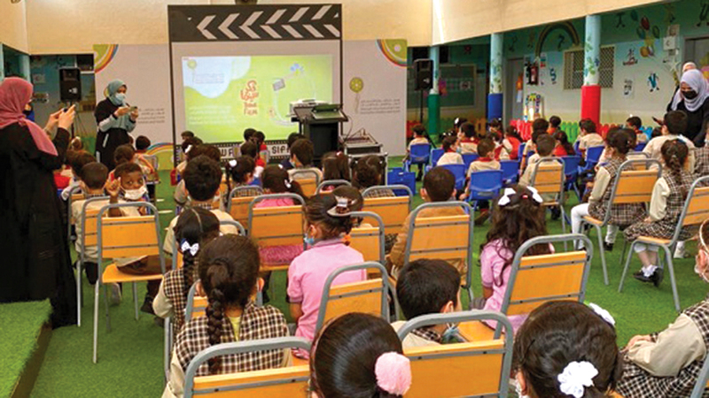 خلال عرض الأفلام في المدارس.   من المصدر