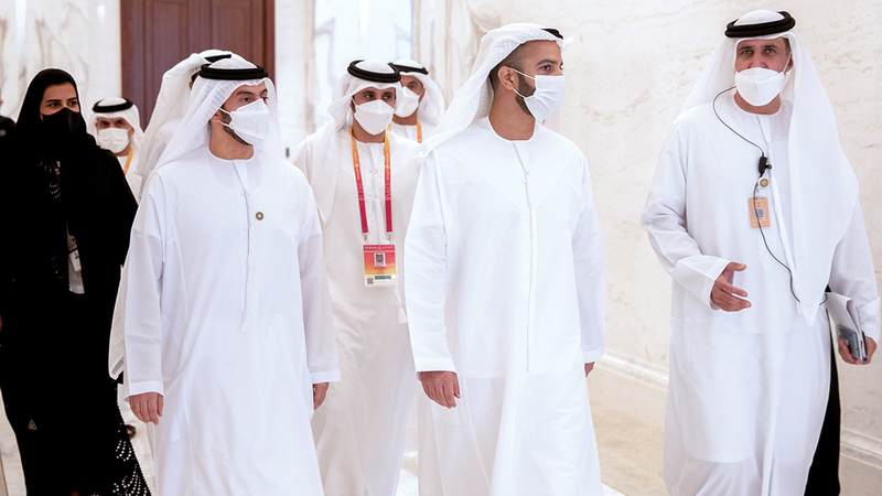 محمد بن سعود بن صقر القاسمي خلال زيارته جناح الدولة.  وام