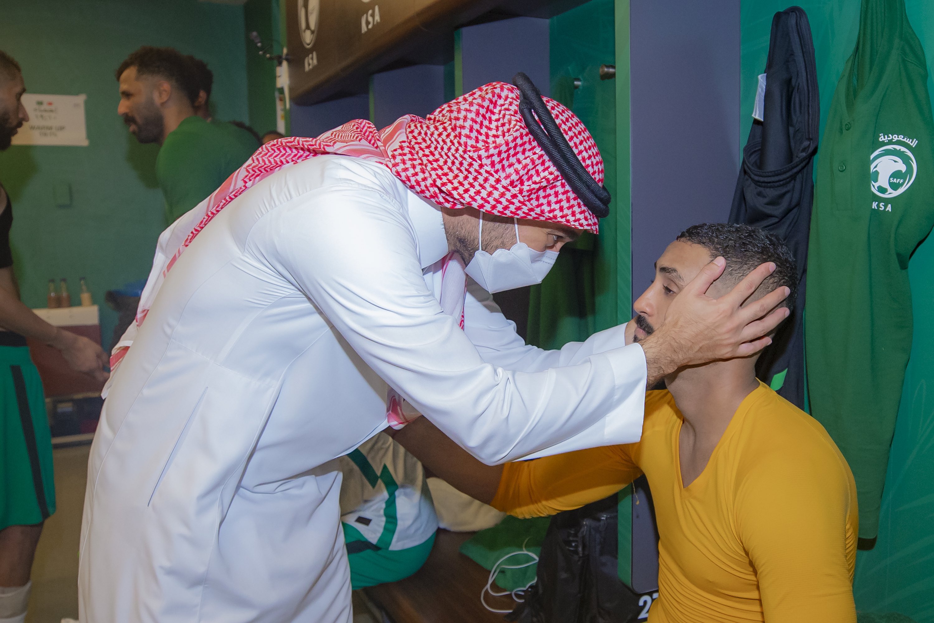 صورة حارس السعودية يبكي بعد “خطأ كارثي”.. وهكذا قابله وزير الرياضة بعد المباراة (فيديو)