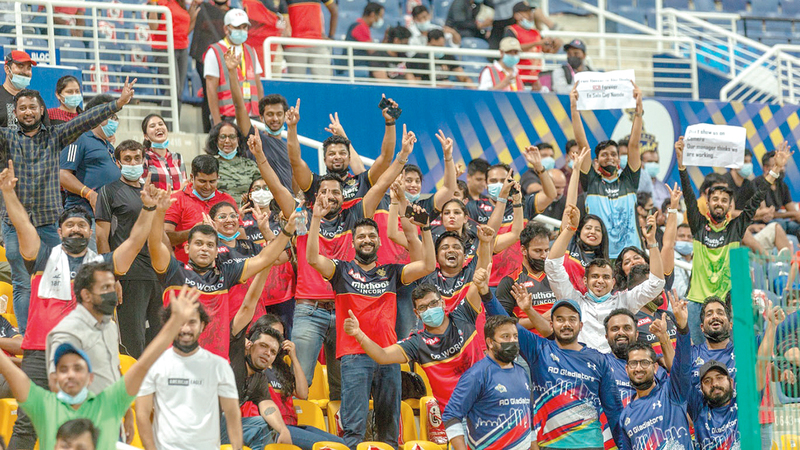 صورة متفرقات.. أكثر من 15 ألف مشجع حضروا الدوري الهندي للكريكيت في أبوظبي