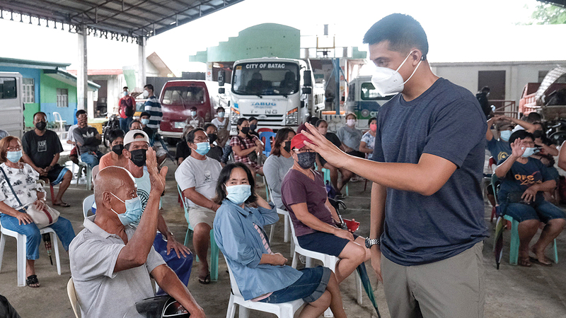 محافظ مقاطعة إيلوكوس يتفقد سير عمليات الإغاثة.  إي.بي.إيه