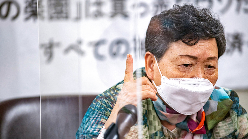 أحد المدعين يتحدث في مؤتمر صحافي في طوكيو.   أ.ف.ب