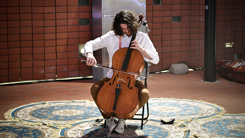 العزف المنفرد يتطلّب احترافية عالية لتجنب الوقوع في أي خطأ.  تصوير: أشوك فيرما