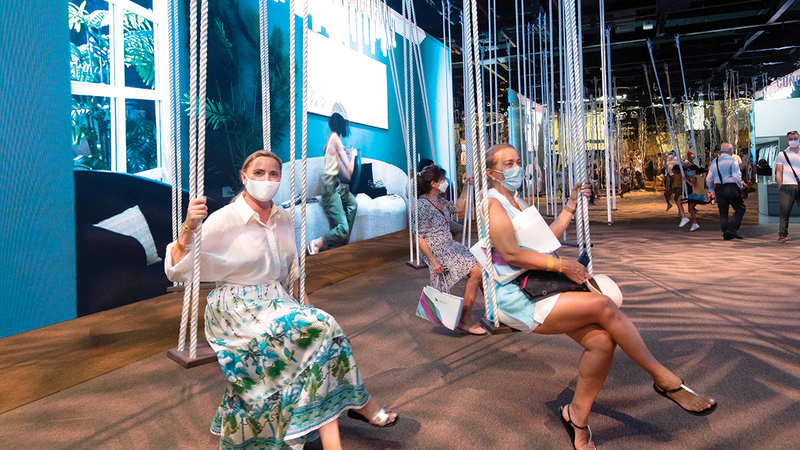 الجناح يوفر تجربة تفاعلية لزواره في غرفة مليئة بالأراجيح.  تصوير: أحمد عرديتي