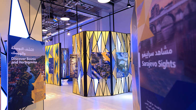 الجناح يضم صوراً كثيرة لمعالم البوسنة والهرسك.   تصوير: أحمد عرديتي