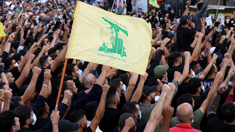 أنصار «حزب الله» تظاهروا دعماً لمطلب نصرالله بعزل القاضي بيطار.   رويترز