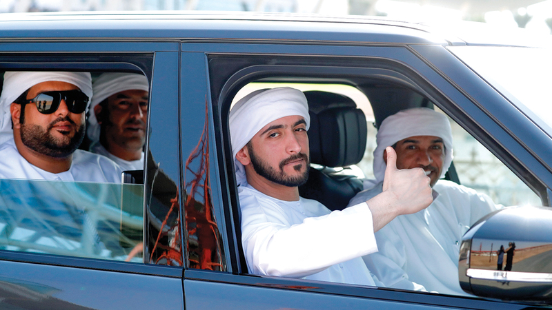 مكتوم بن حمدان بن راشد خلال متابعته تمهيدي المرموم للهجن. من المصدر