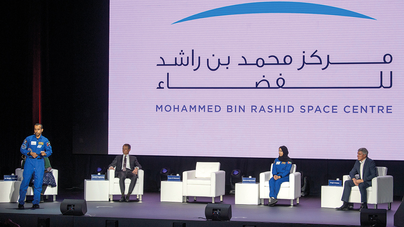 المنصوري يشارك في أسبوع الفضاء في «إكسبو دبي» بالتعاون مع مركز محمد بن راشد للفضاء ووكالة الإمارات للفضاء.  من المصدر
