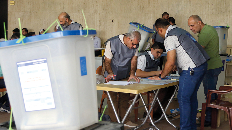 فرز الأصوات في أحد مراكز الانتخابات في المنطقة الخضراء.  رويترز