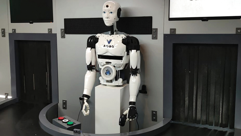 «الروبوت» الجديد يعمل بشكل تفاعلي وينجز المهام التي تُطلب منه بمنتهى الدقة.  الإمارات اليوم