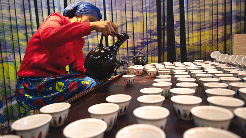 القهوة المحضّرة بعناية تصبها فتاة إثيوبية مع ابتسامة كرم.  تصوير: أحمد عرديتي