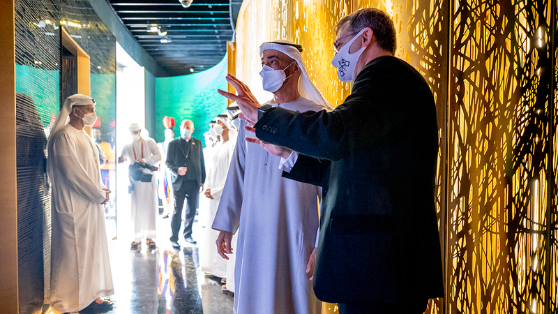 محمد بن زايد خلال تجوله في عدد من أجنحة الدول المشاركة بمعرض «إكسبو 2020 دبي» الدولي.  من المصدر