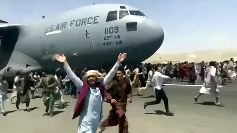 طائرة «سي 17» التي تعلّق بها الأفغان وسقطوا منها بعد إقلاعها تُعد شاهداً على فشل أميركا في أفغانستان.   من المصدر